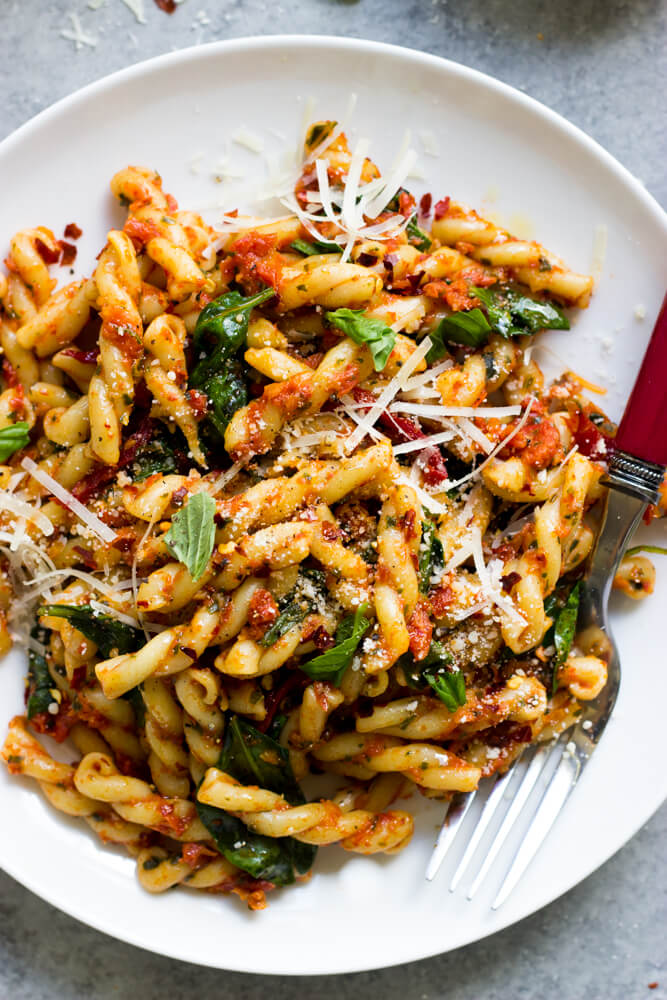 20-Minute Sun-Dried Tomato Pasta with Spinach [VIDEO] - Little Broken