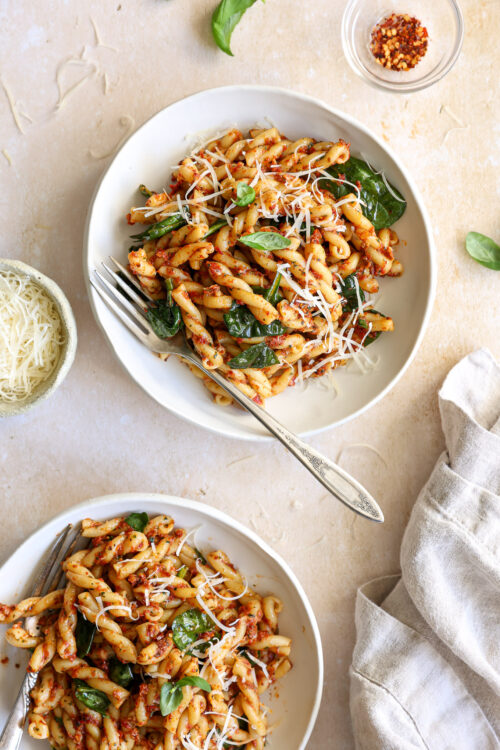 20-Minute Sun Dried Tomato and Spinach Pasta (Video + Tips!) - Little ...